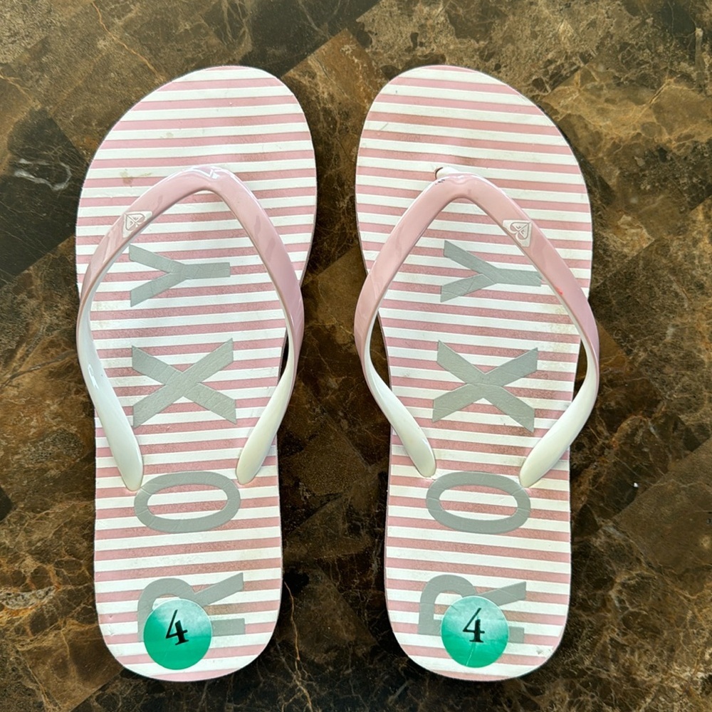 Roxy Flip Flops Size 4❤️❤️